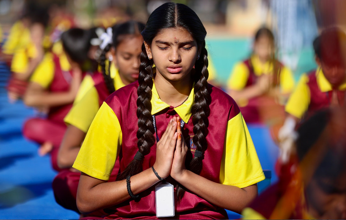 Занятия йогой по случаю фестиваля солнца "Ратха Саптами" в Бангалоре