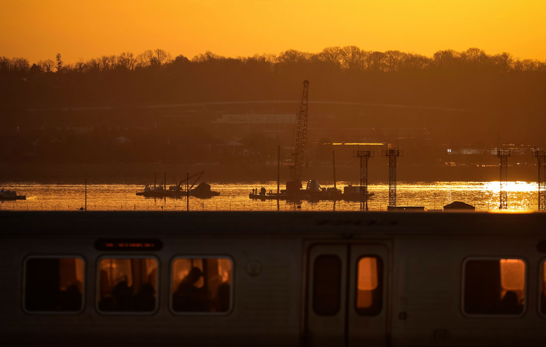 Восстановительные работы на месте крушения самолета American Airlines после столкновения с военным вертолетом в Вашингтоне
