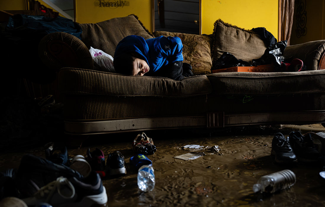 В США из-за наводнений погибли не менее десяти человек. В штатах Кентукки, Теннесси и Вирджиния затопило многочисленные дома, дороги и машины.