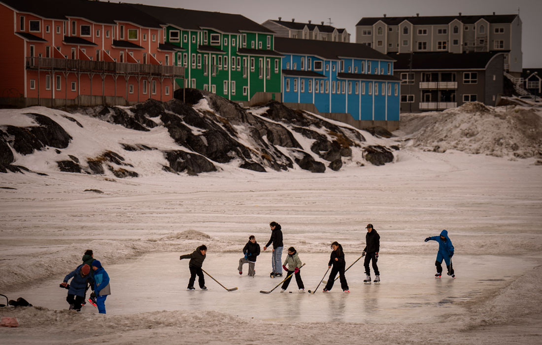Дети играют на льду в Нууке, Гренландия