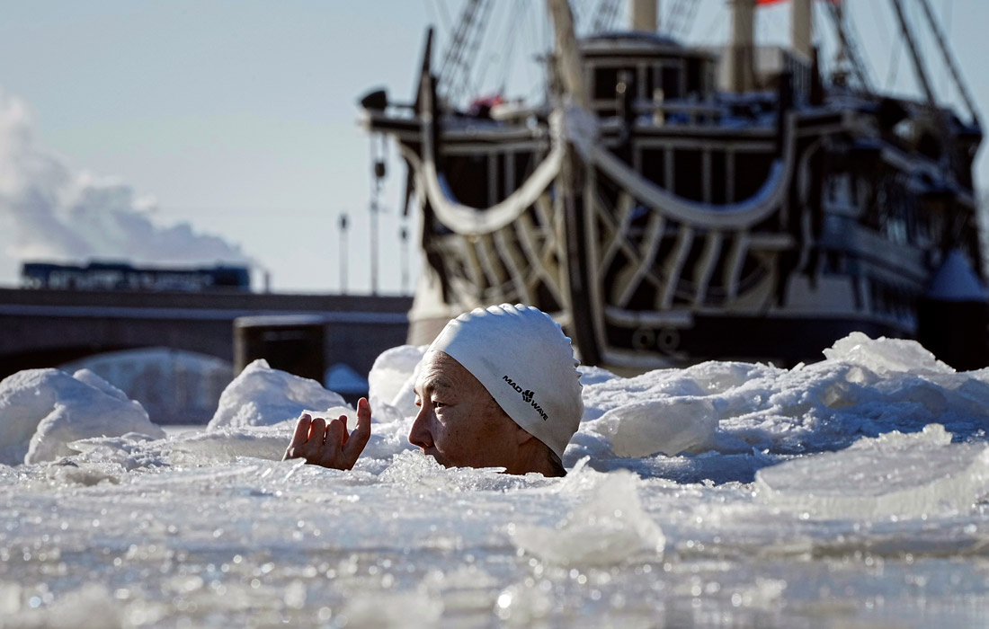 Женщина купается в проруби в Неве, Санкт-Петербург