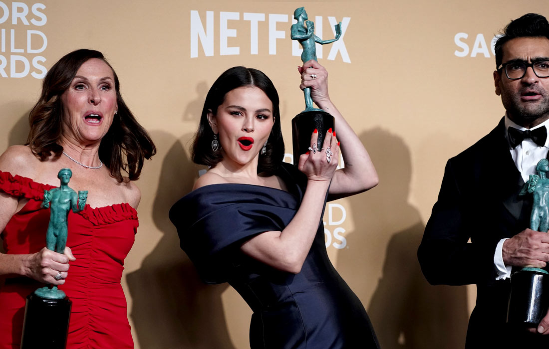 Актриса Селена Гомес (в центре), получившая награду в номинации "Лучший актерский состав в комедийном сериале" за сериал "Убийства в одном здании"