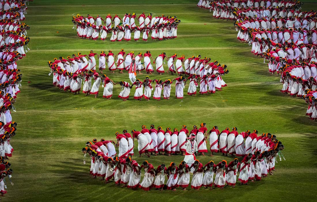 Исполнение национального танца в Гувахати, Индия