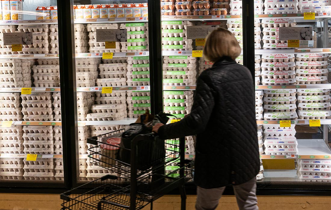 Оптовая цена за дюжину яиц в городах США достигла $4,95 в прошлом месяце. Это более чем на 50% выше, чем в это же время в прошлом году, и начинает влиять на бюджеты домохозяйств.