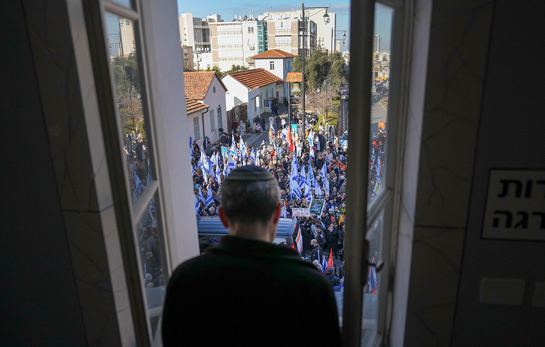 Церемония прощания с погибшей израильской заложницей Шири Бибас и ее детьми в Израиле