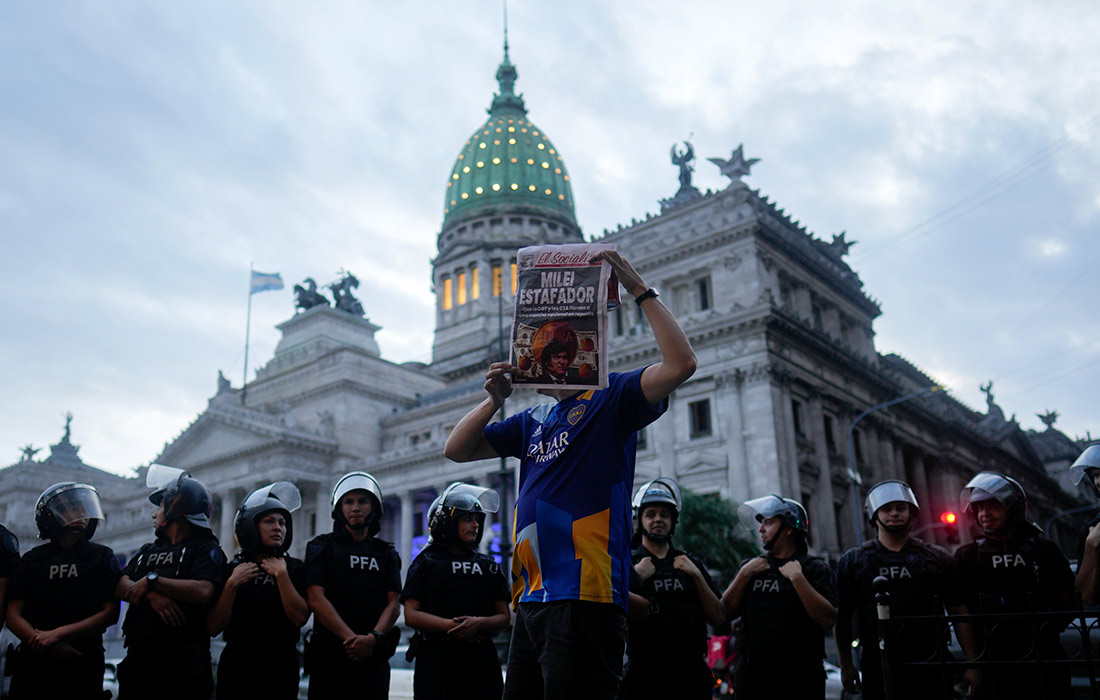 Антиправительственный протест перед Конгрессом в Буэнос-Айресе, Аргентина