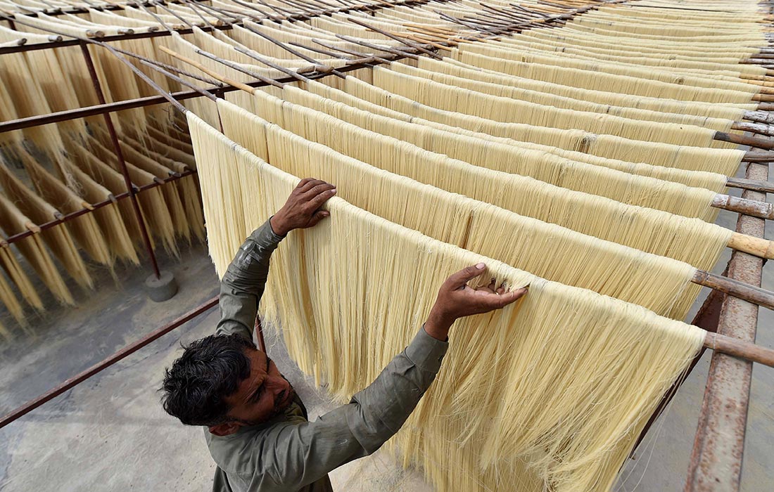 Сушка вермишели в Карачи в первый день священного для мусульман месяца Рамадан