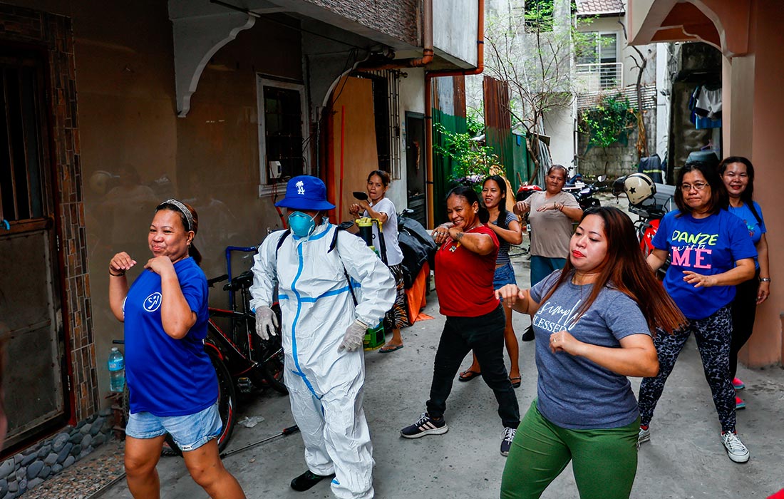 В Кесон-Сити (Филиппины) сотрудник, проводящий обработку против комаров на фоне вспышки лихорадки денге, присоединился к танцам местных жителей