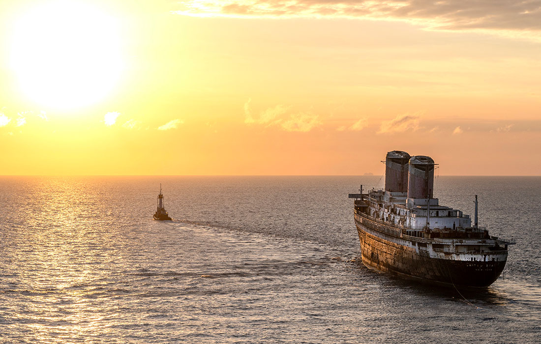 Буксировка пассажирского лайнера SS United States из Филадельфии в Алабаму