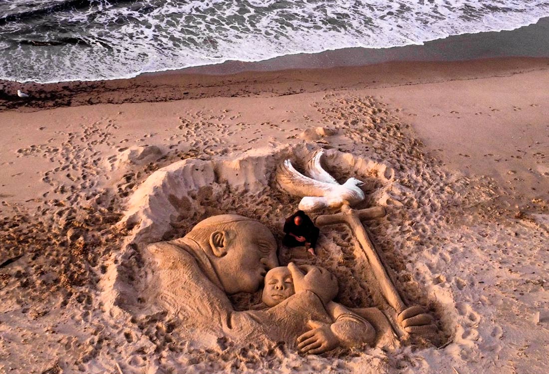 Песчаная скульптура, изображающая папу римского Франциска, появилась на пляже итальянского Сассари