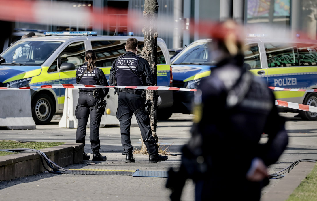 В немецком городе Мангейм неизвестный врезался в толпу на автомобиле, в результате происшествия как минимум один человек погиб