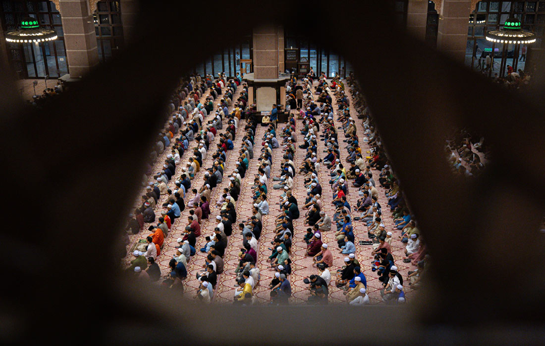 Мусульмане совершают намаз в священный месяц Рамадан в мечети Путраджаи, Малайзия