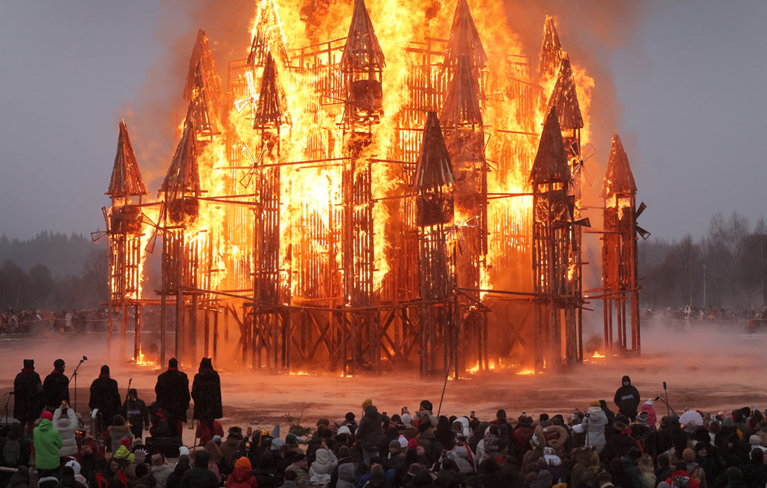 В минувшие выходные в парке Никола-Ленивец в Калужской области состоялось традиционное сжигание арт-объекта в честь Масленицы