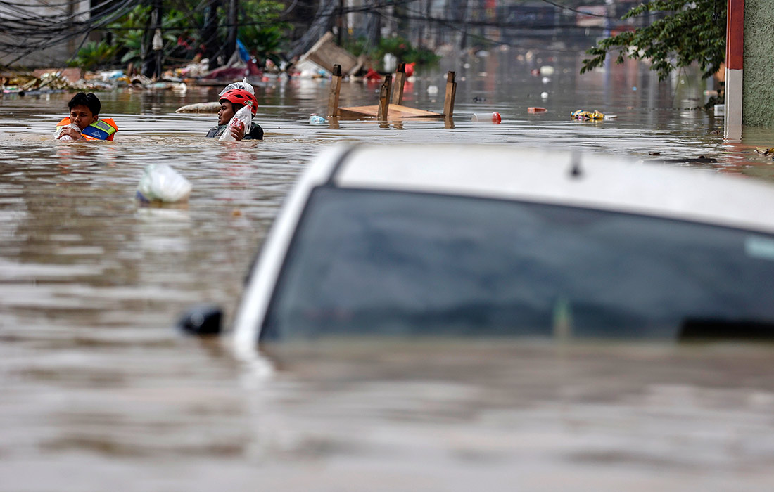 Наводнение в результате проливных дождей в Индонезии