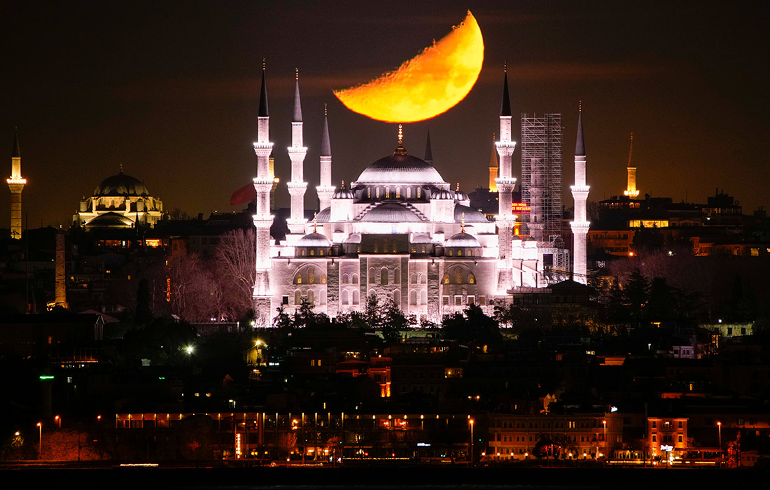 Полумесяц над мечетью Султанахмет во время месяца Рамадан в Стамбуле