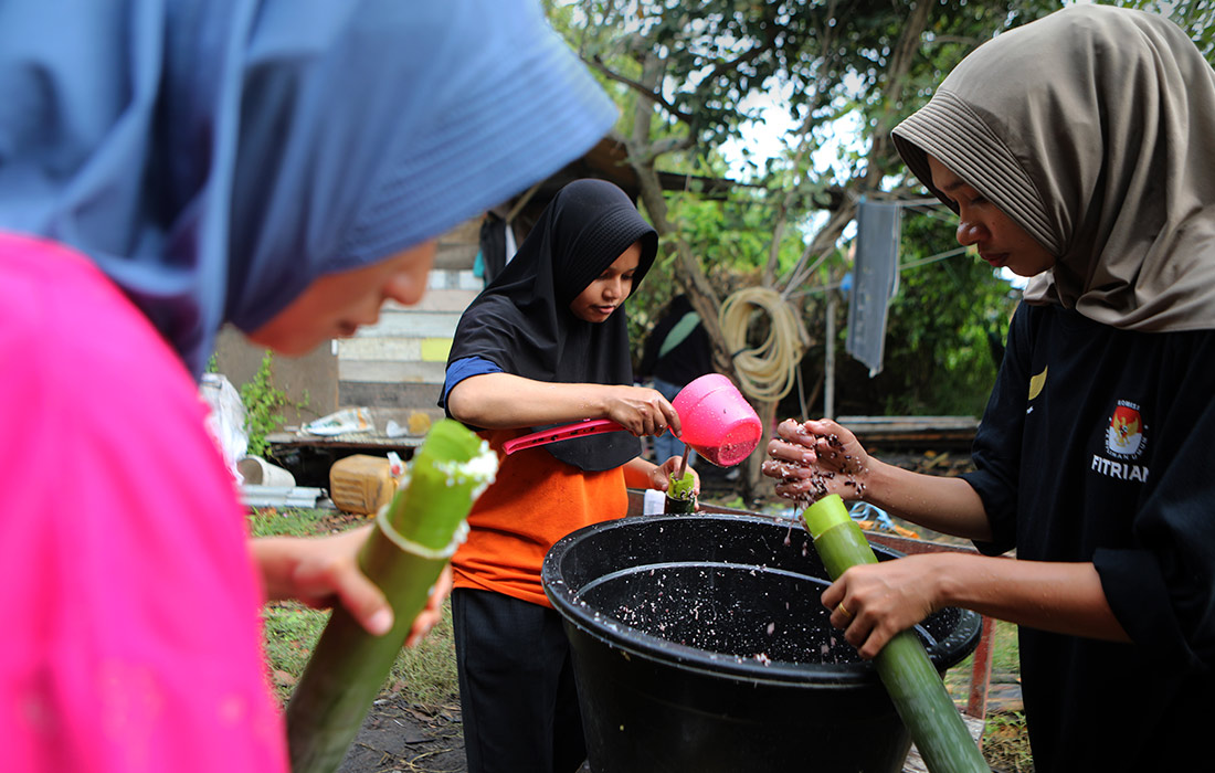 Приготовление традиционного индонезийского блюда леманг в Банда-Ачехе