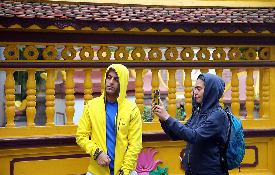 Вьетнам привлек более 2 млн иностранных туристов в феврале 2025. На фото: туристы во время экскурсии по пагоде Чанкуок.