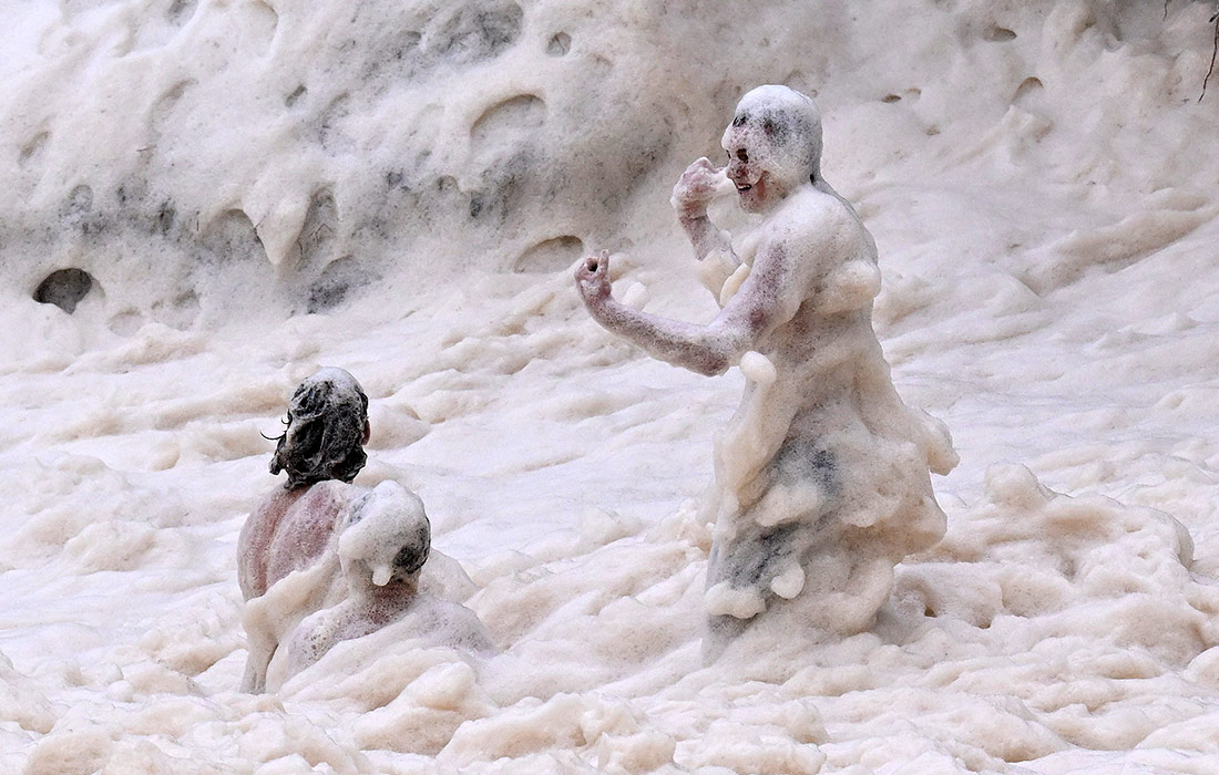 Тропический циклон "Альфред" обрушился на Австралию. На фото: Мальчики играют в морской пене в Кулангатте.