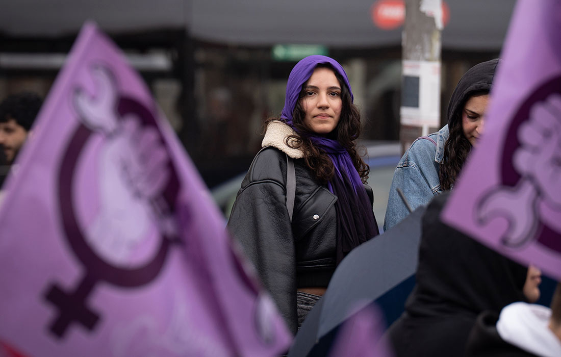 Демонстрация профсоюза студентов в Барселоне в преддверии Международного женского дня