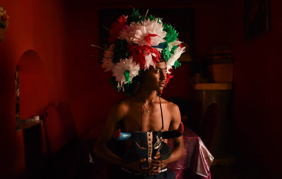 Юноша из Койолильо готовится к карнавалу, Мексика