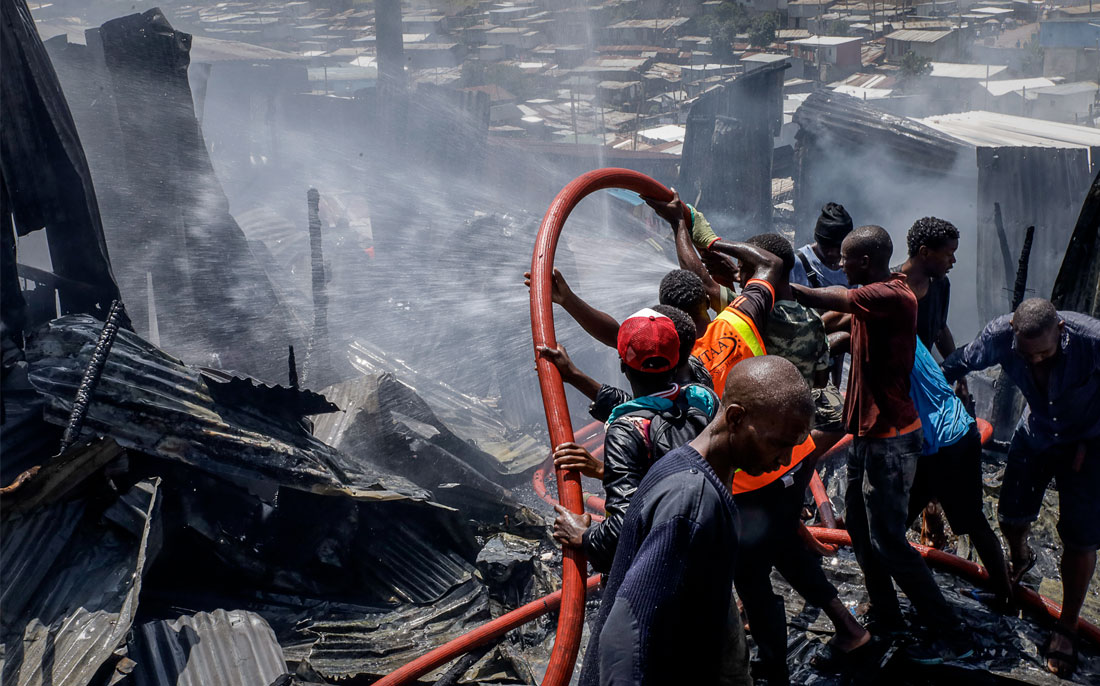 Тушение пожара в трущобах в Найроби, Кения