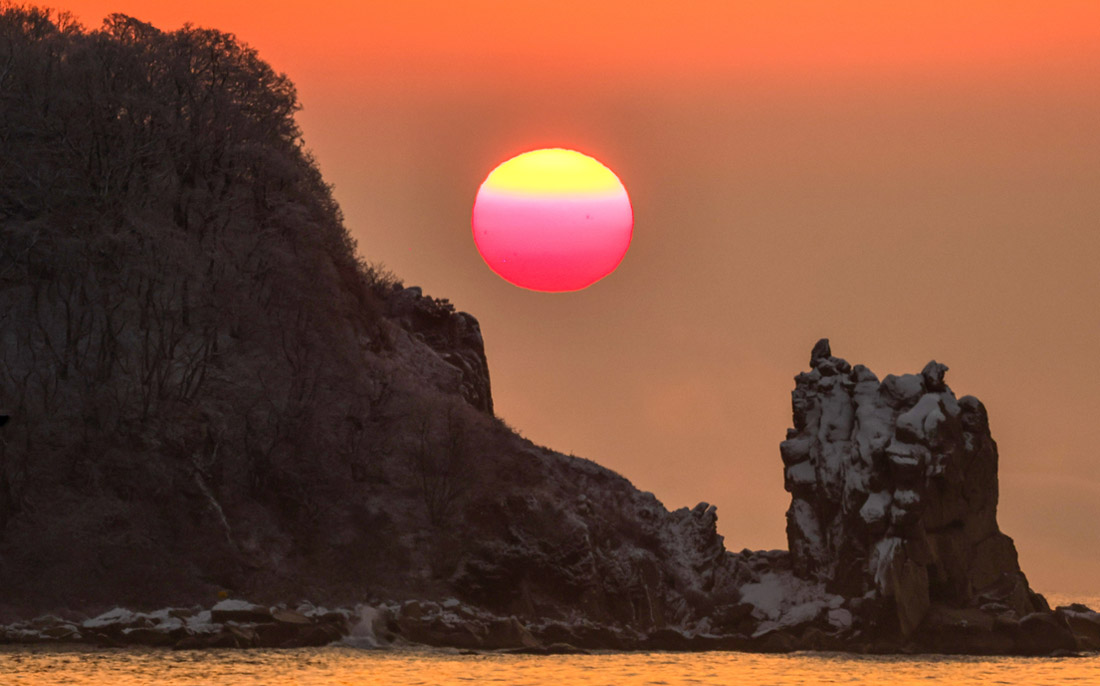 Восход солнца над островом Бельцова в Приморском крае