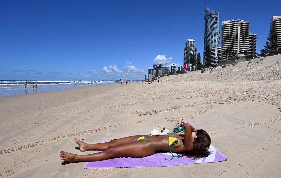 Туристы возвращаются на пляжи Австралии после тропического циклона "Альфред"