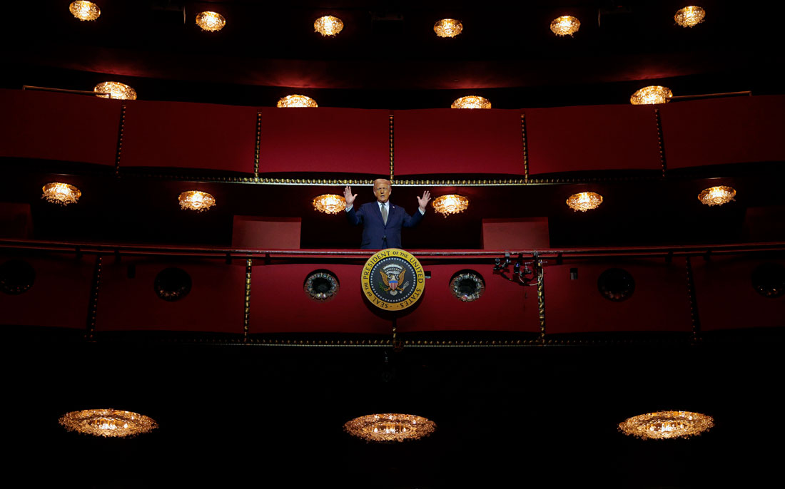 Президент США Дональд Трамп во время визита в Центр исполнительских искусств имени Джона Кеннеди в Вашингтоне