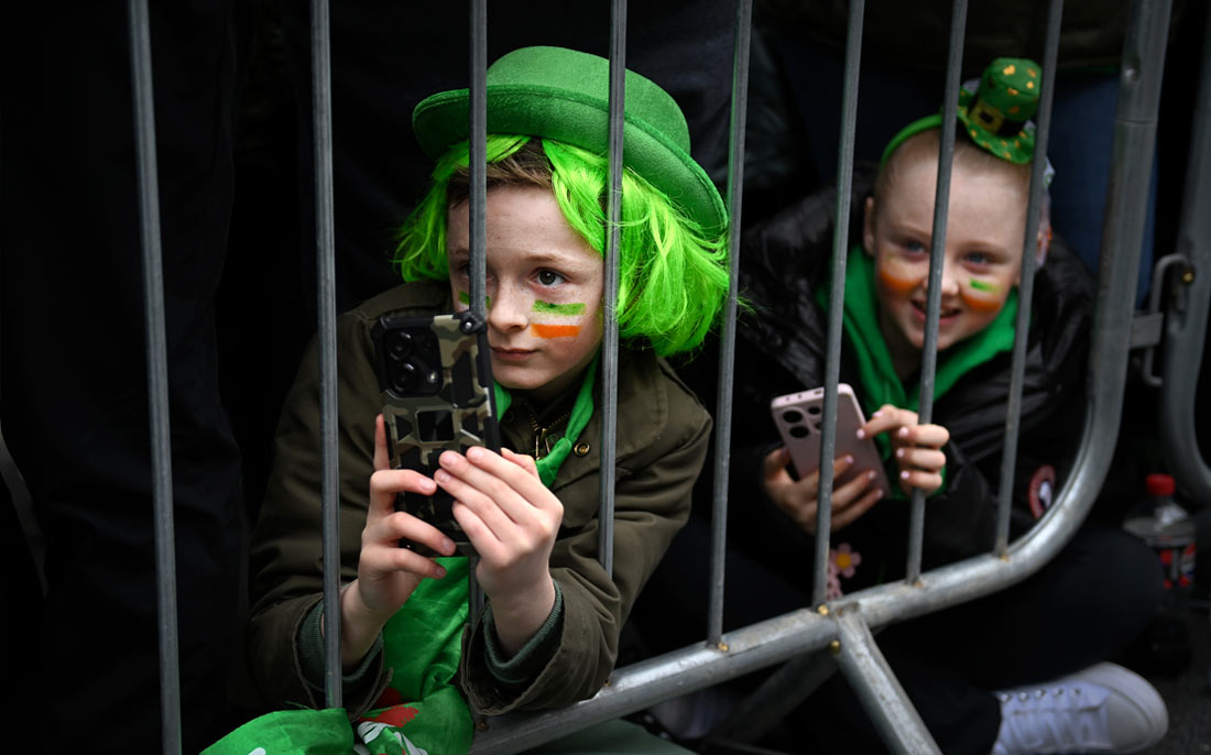 Двое детей наблюдают за парадом в Дублине, Ирландия