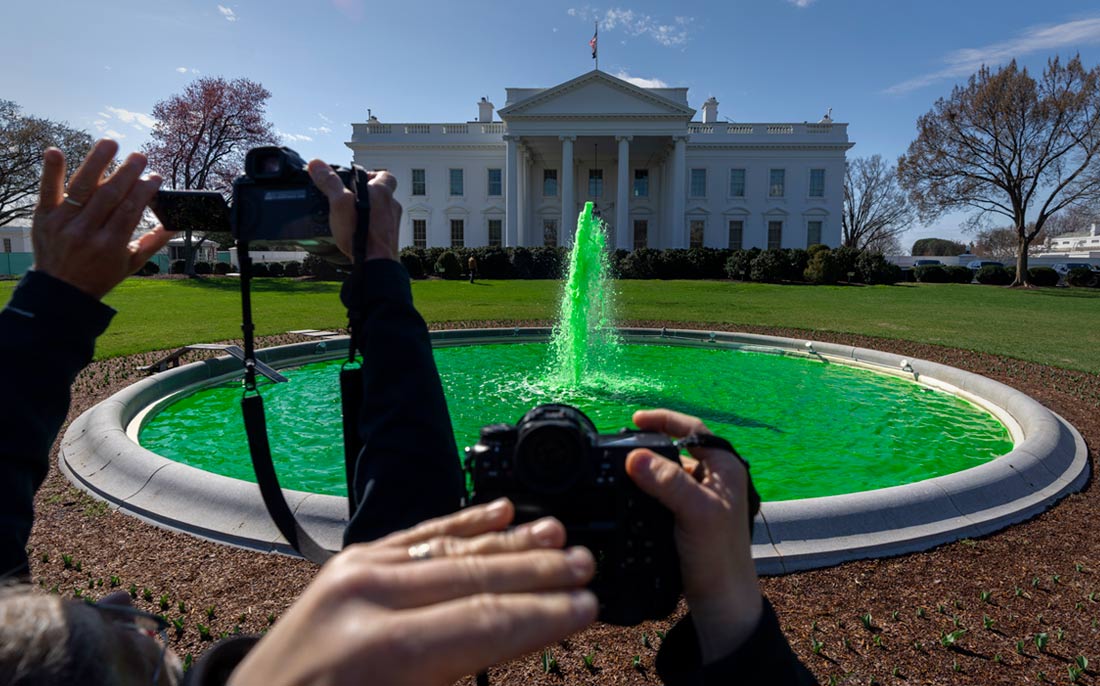 Фонтан на Северной лужайке Белого дома в Вашингтоне