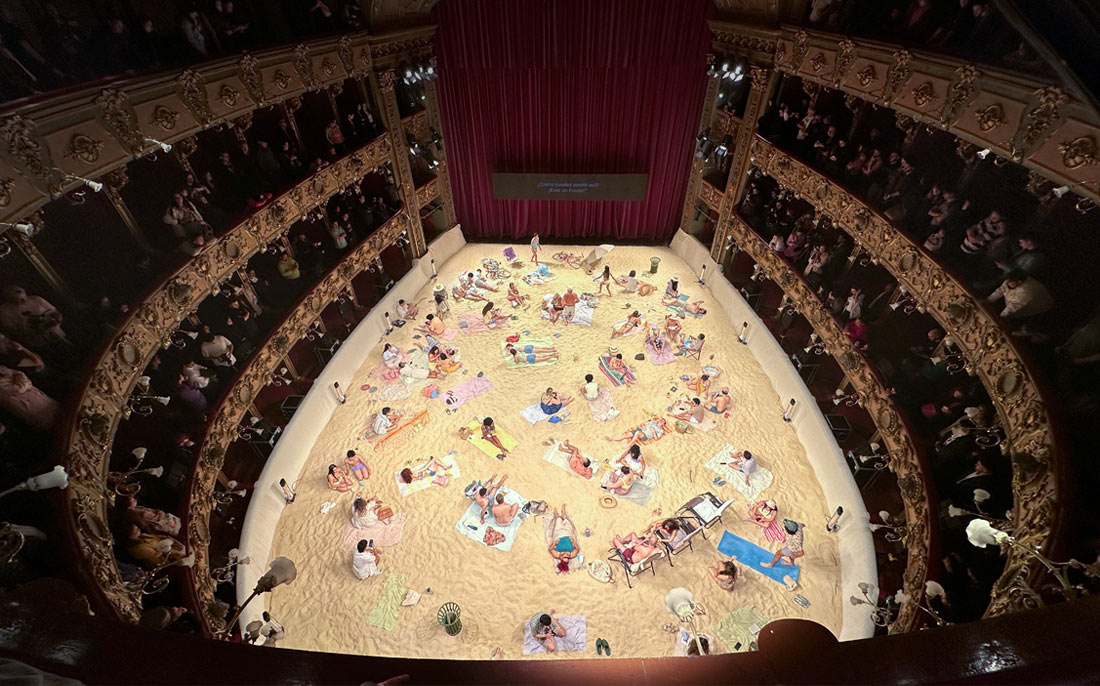 Репетиция шоу "Солнце и море" в театре в Боготе, Колумбия