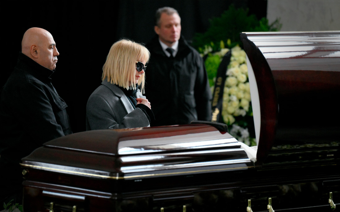 Певица Валерия и ее супруг продюсер Иосиф Пригожин на церемонии прощания с народным артистом России Бедросом Киркоровым в Москве