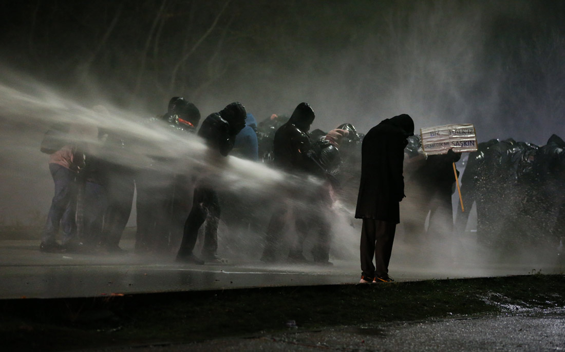 В Турции проходят акции протеста в знак поддержки задержанного в среду мэра Стамбула Экрема Имамоглу