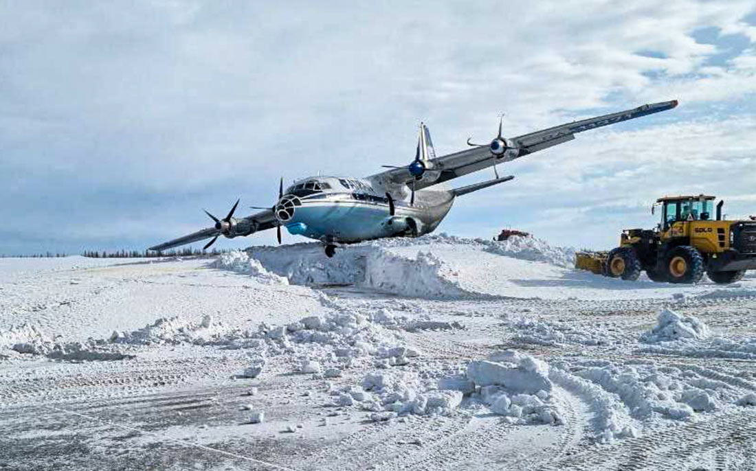 Самолет Ан-12 выкатился за пределы взлетно-посадочной полосы в Новом Уренгое. У самолета при заходе на посадку надломилась стойка шасси.