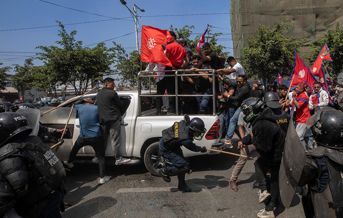 Митинг за восстановление монархии в Непале перерос в беспорядки и столкновения с полицией