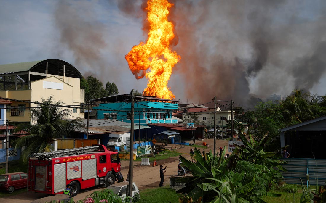 Не менее 30 человек пострадали из-за пожара на газопроводе в Малайзии