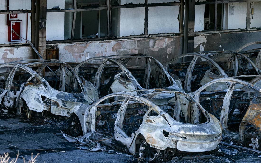 В Риме 17 автомобилей Tesla сгорели при пожаре в дилерском центре