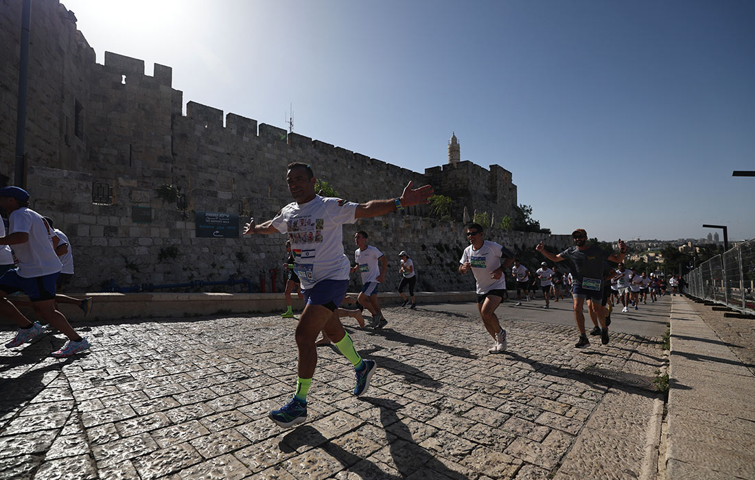 Тысячи бегунов приняли участие в 14-м Иерусалимском марафоне