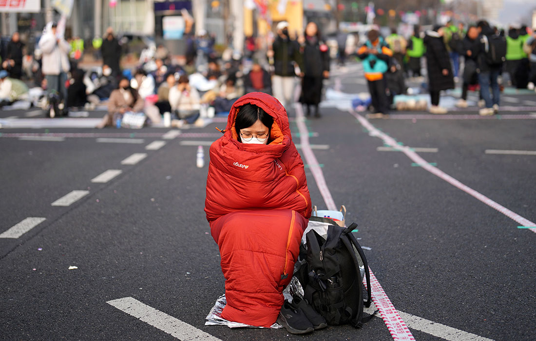 Митинг, призывающий к отставке президента Южной Кореи Юн Сок Ёля, которому был объявлен импичмент, возле Конституционного суда в Сеуле
