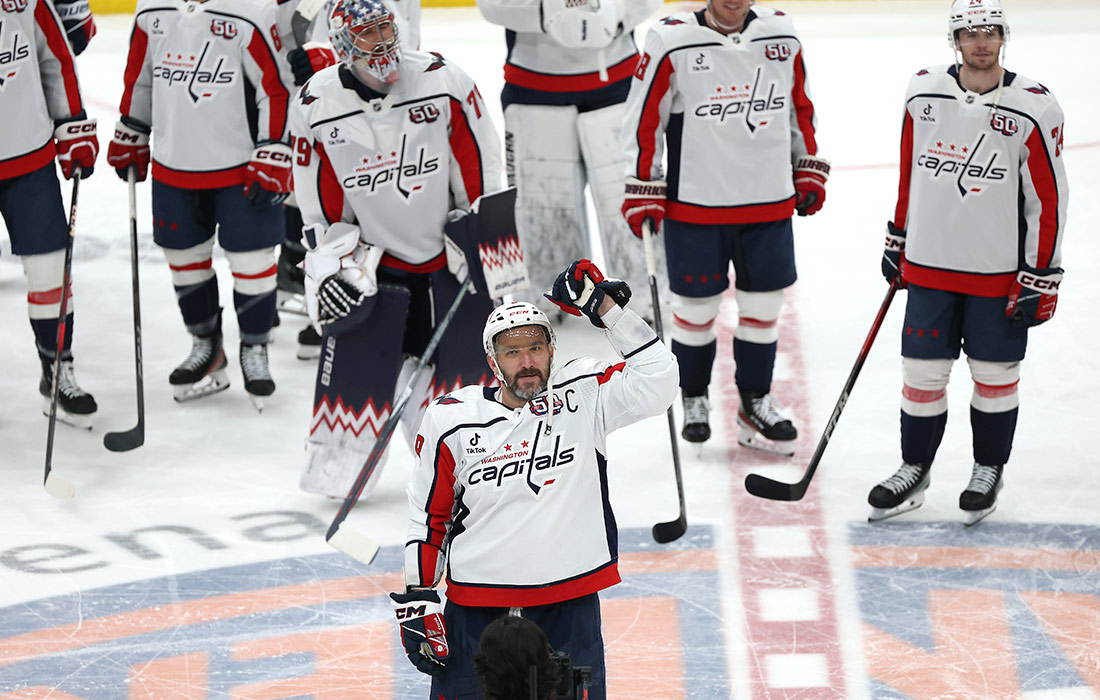 Нападающий "Вашингтона" Александр Овечкин после того, как забил рекордную 895-ю шайбу в матче чемпионата НХЛ против "Нью-Йорк Айлендерс"