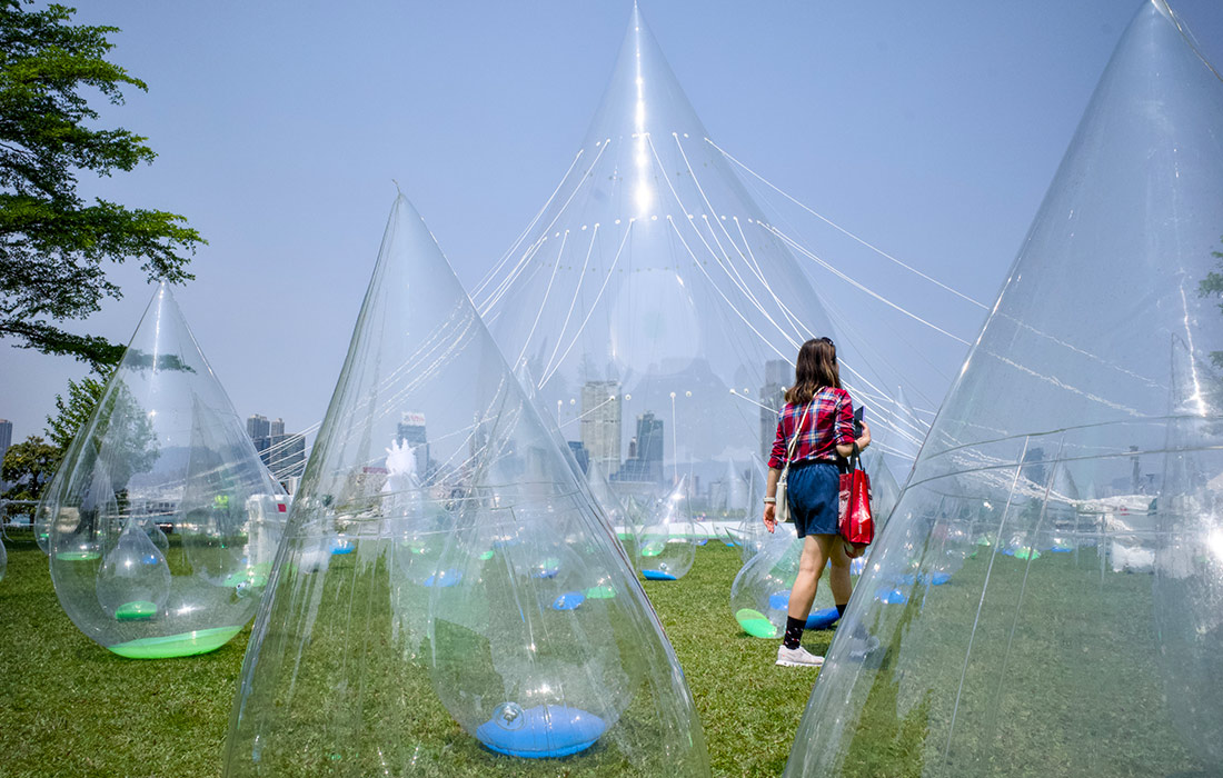 Скульптуры в форме капель воды в Гонконге