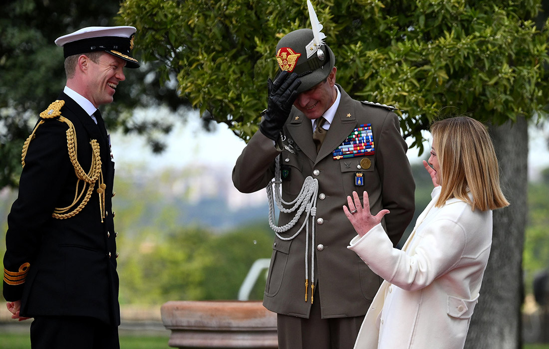 Премьер-министр Италии Джорджия Мелони перед началом встречи с королем Великобритании Карлом III на вилле в Риме