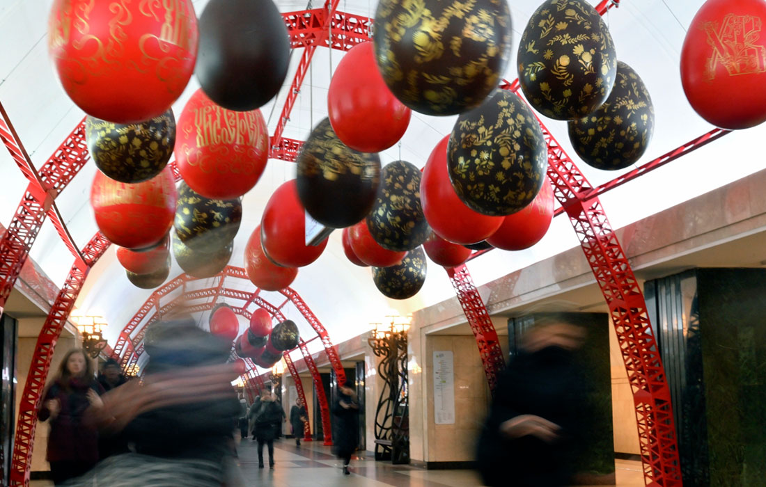 Потолок московской станции метро "Трубная" оформили декоративными яйцами к Пасхе