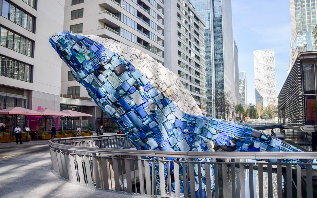 Скульптура из пластиковых отходов, собранных на гавайских пляжах, в Лондоне