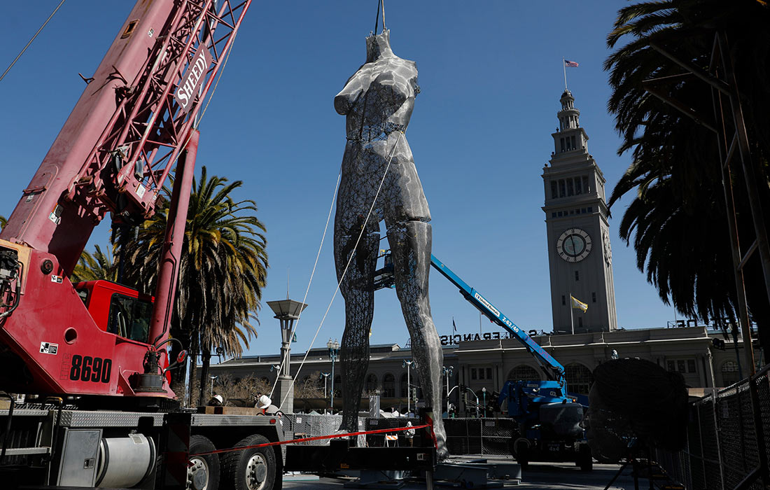 Установка скульптуры R-Evolution художника Марко Кокрейна в Сан-Франциско
