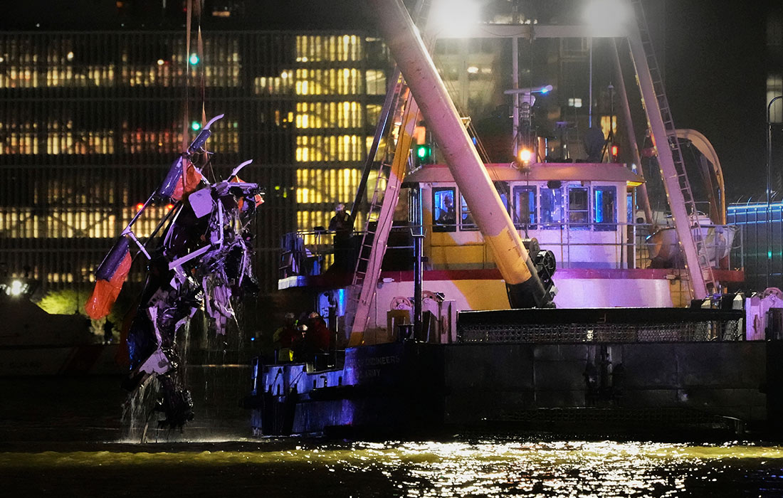 Глава подразделения Siemens в Испании и Юго-Западной Европе Агустин Эскобар, его жена, трое их детей и пилот погибли при падении вертолета в Гудзон в Нью-Йорке