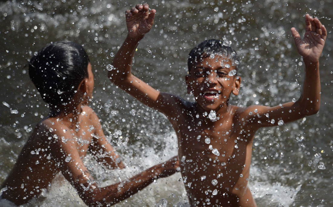 Дети купаются в Аравийском море в жаркий день в Карачи, Пакистан