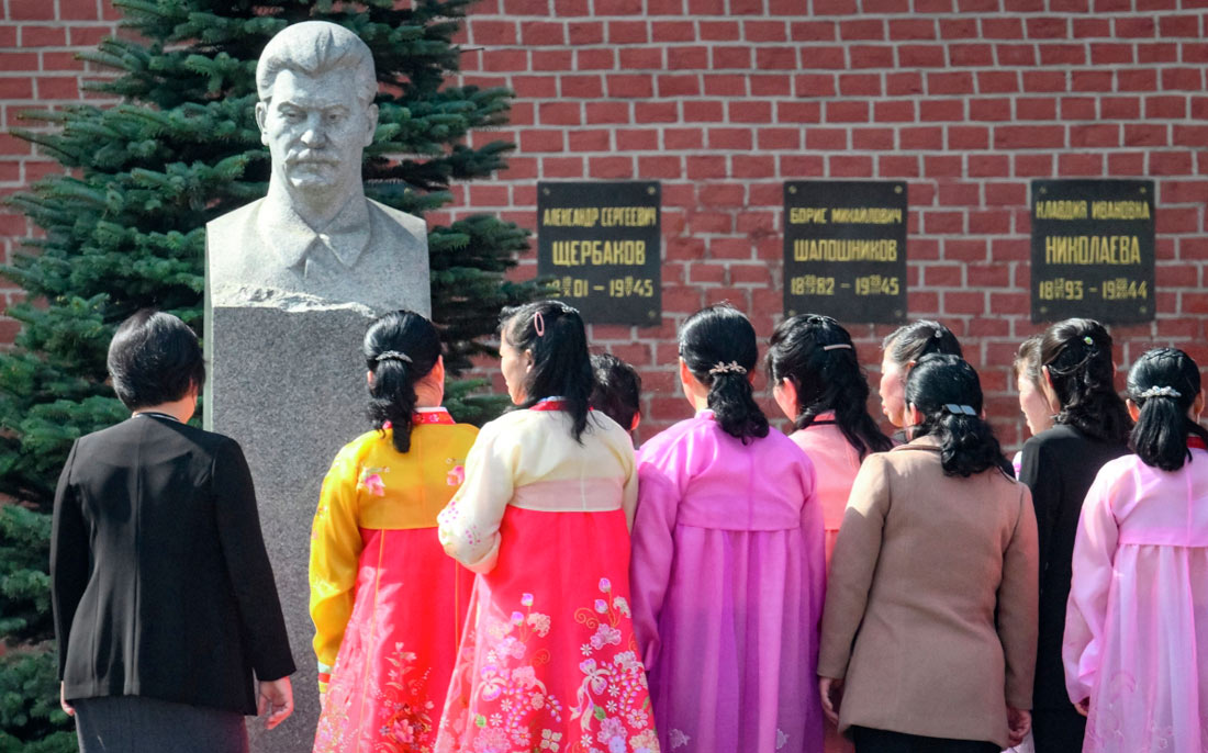 Туристы из КНДР у бюста Сталина на Красной площади