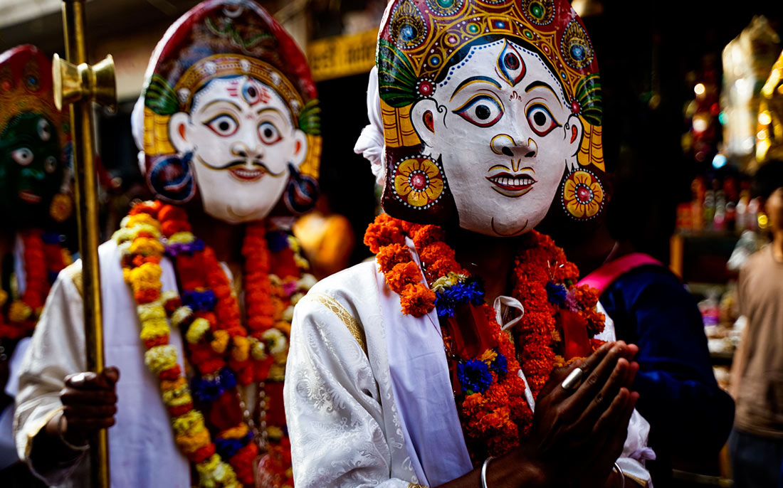 Участники индуистского танцевального фестиваля в Непале