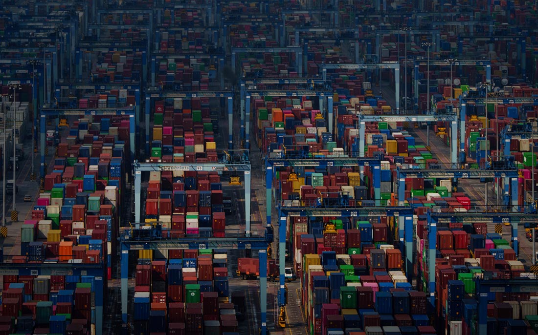 Скопление грузовых контейнеров в морском порту Кланг в Малайзии